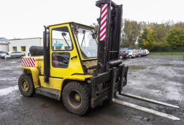 Handling truck