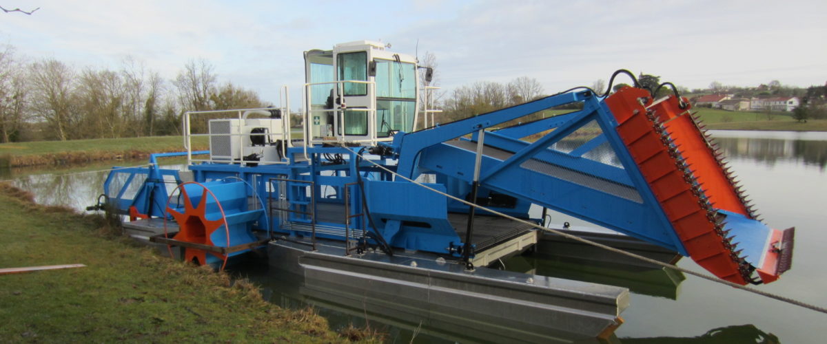 Cabine sur bateau faucardeur